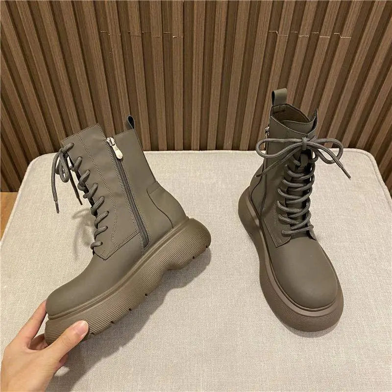 Botines con cordones negros estilo británico