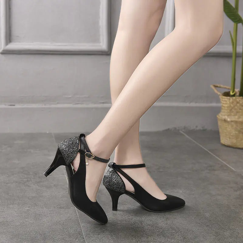 Damen-High-Heels mit spitzer Zehenpartie und Knöchelriemen