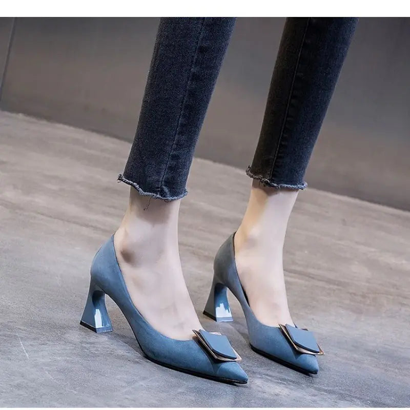 Tacones altos de mujer, de aguja, con tacón medio grueso, color nude