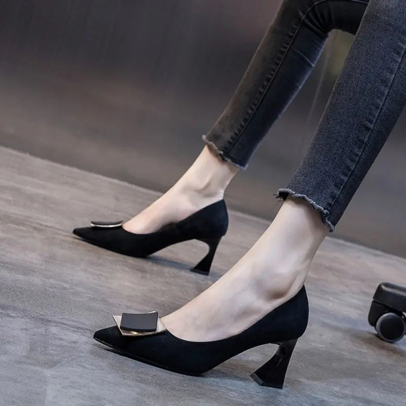 Tacones altos de mujer, de aguja, con tacón medio grueso, color nude