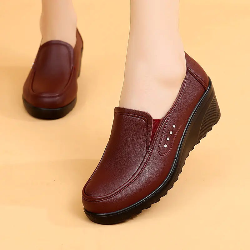 Damen Weiche Leder Mid Heel Keilpumps und Loafer